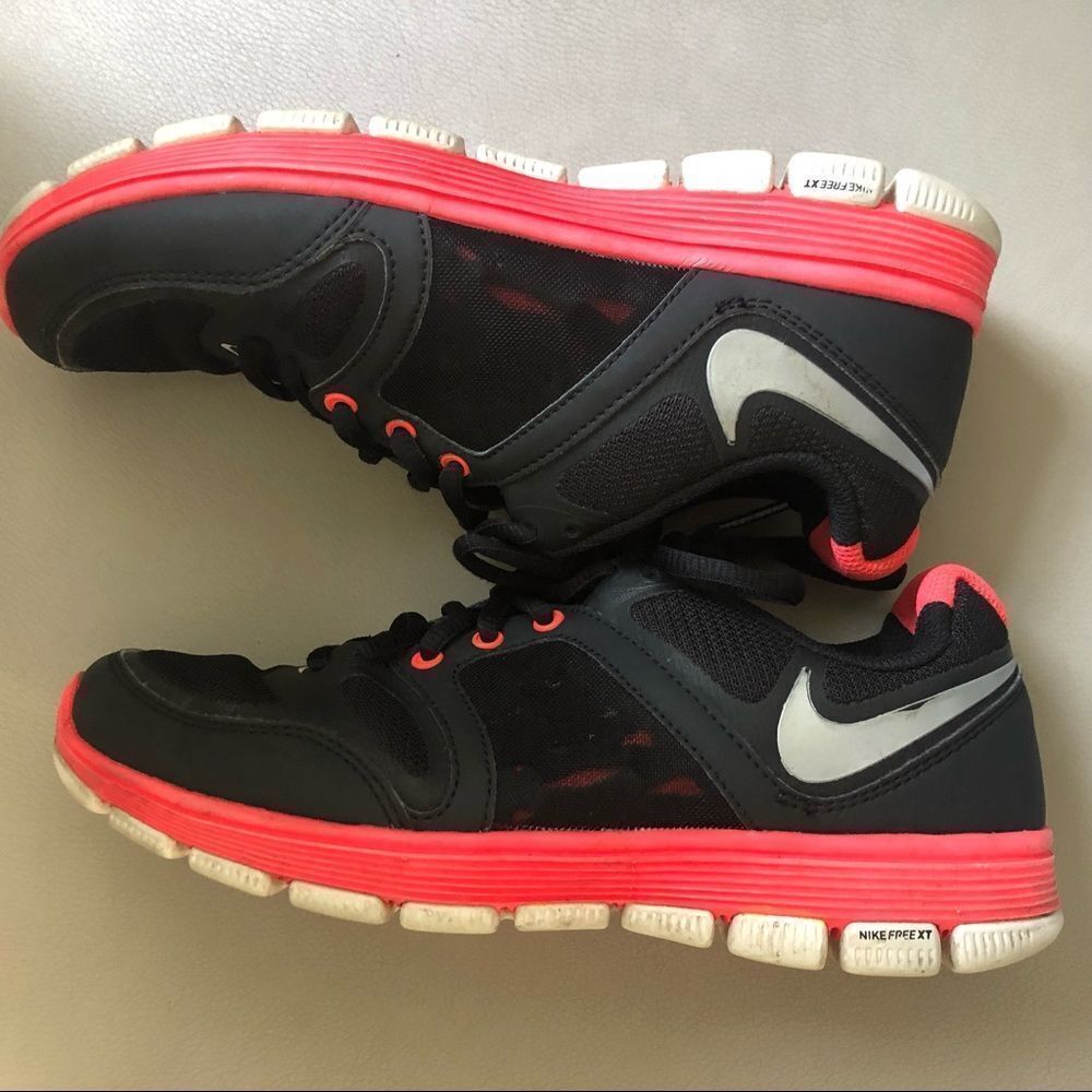 Nike  black coral XT training sneakers. Size 6